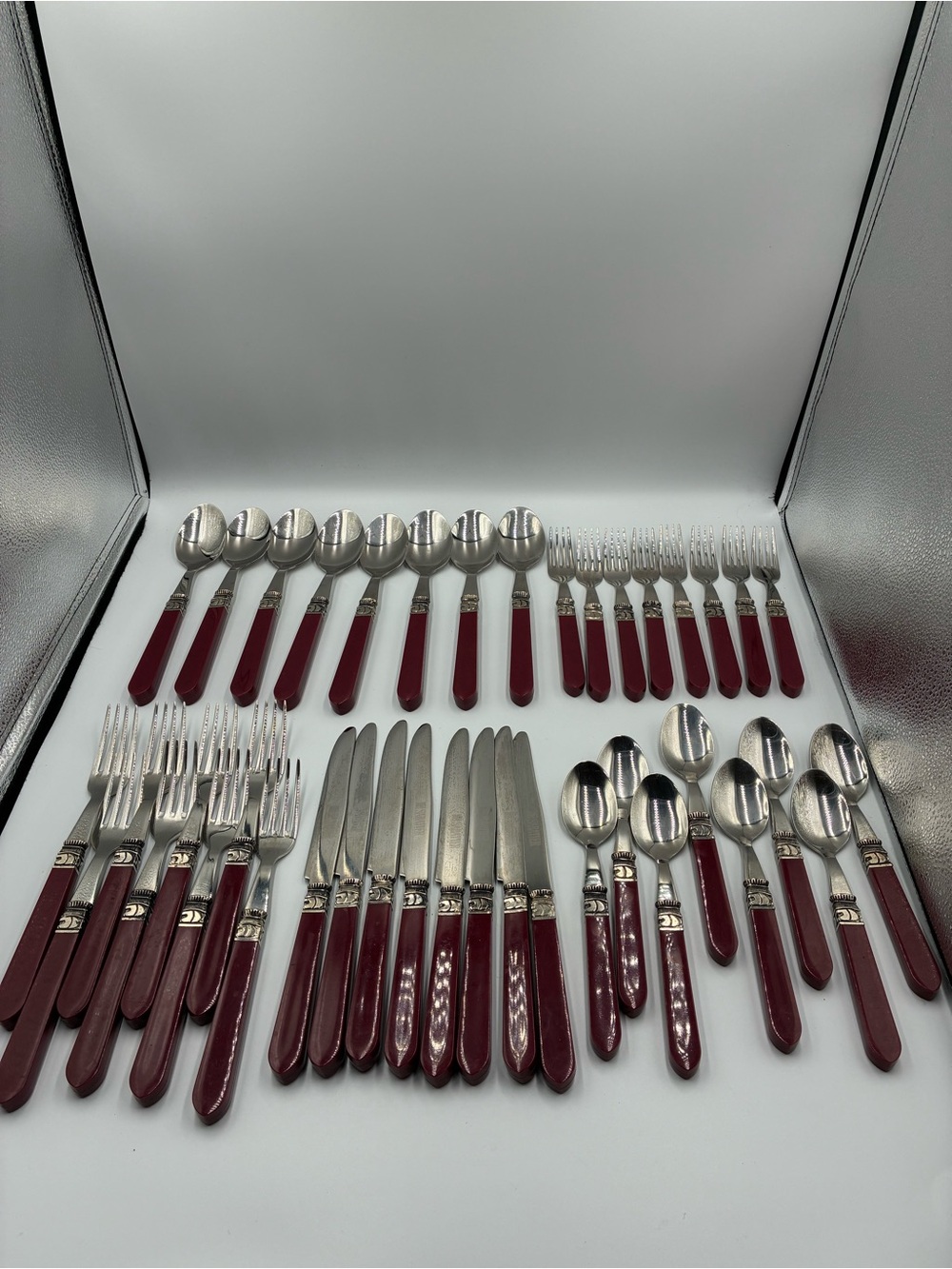Sabatier Cannes-Burgandy cutlery 8 place settings 40 pieces